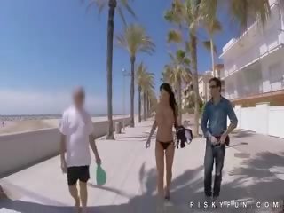 Публичен голота подигравателен към groovy духане