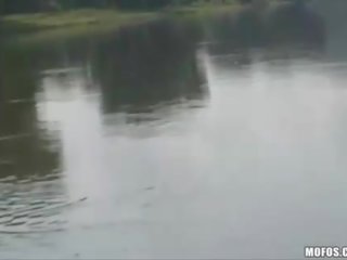 Пленителен брюнетка тийн прецака в платно лодка