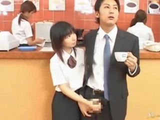 他 得到 到 知道 他的 诱人的 日本语 姐妹 