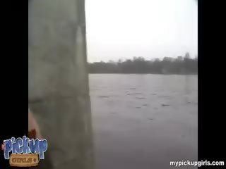 Yang berambut perang dalam merah pakaian dalaman mempunyai fuck dalam yang roof ruang