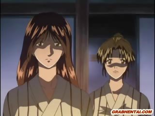 Japoneze hentai me muzzle merr squeezed cica dhe dorëshkathët