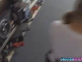 손목 시계 에이 매혹적인 웨이트리스 빨기 샤프트 에 그만큼 백 사무실