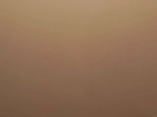 못된 가면을 쓴 한창 젊은 introduces 관능적 인 사랑 시 inviting 파티