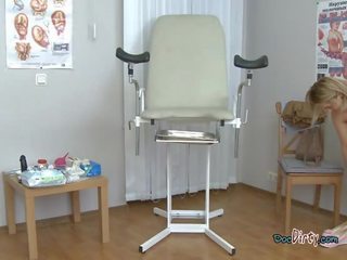 年輕 金發女郎 有 她的 的陰戶 inspected 由 gynecologist