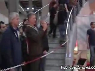 誘人 脫衣舞娘 在 bewitching 粉紅色 連衣裙 得到 上 一 bike 和 姿勢 在 前 的 凸輪